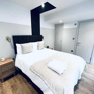 London South Charming Ensuite Look Like Hotel Designer Room
